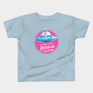 Pink Alien Wants to Believe blue UFO version Kids T-Shirt